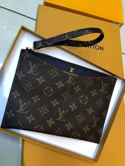 LV Clutch
55 dhs🗽

with box
🎁🎁🎁

Zain90
♥️♥️♥️