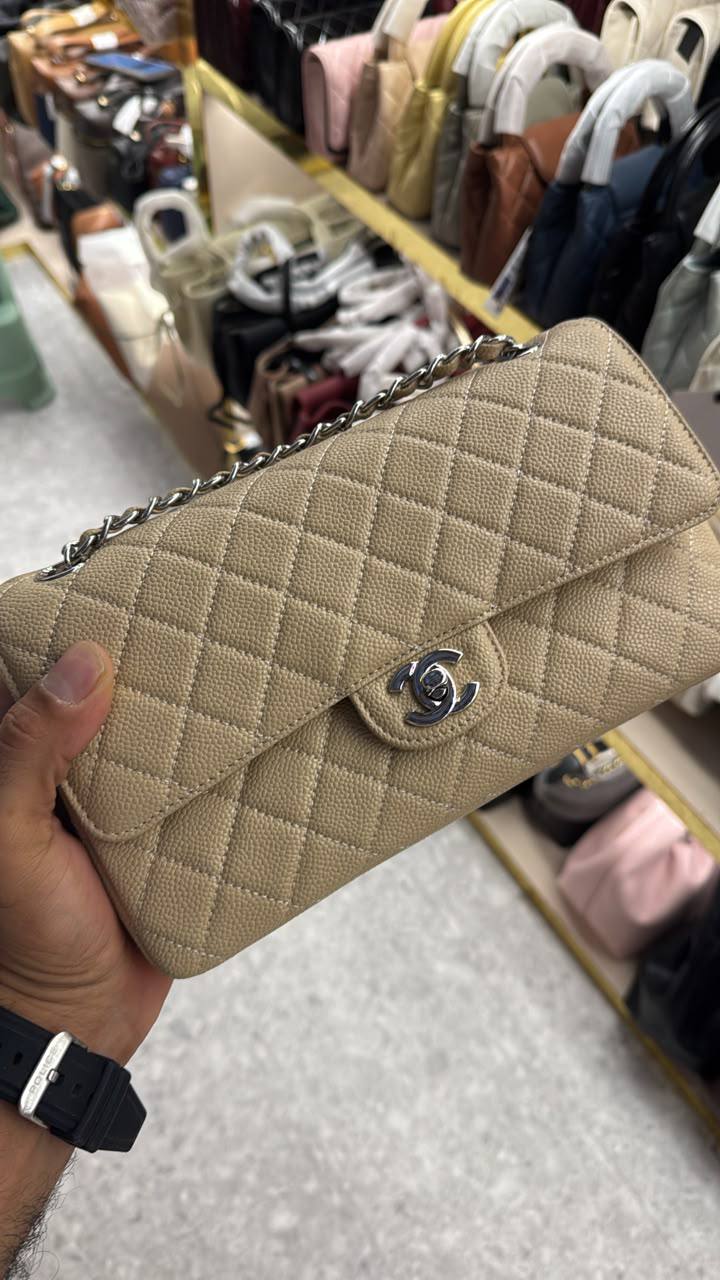 Chanel 
Master❣️❣️
25Cm With Box 💼
Caviar Silver Hardware 
250 dhs🇦🇪🇦🇪

Zain131
♥️♥️♥️