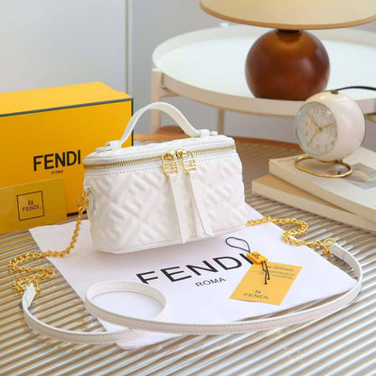 Fendi

1️⃣ First Quality ＋🎁

Size : 17 * 11 * 8  cm
90 dhs🇦🇪🇦🇪

with box🎁
Zain115
♥️♥️♥️
