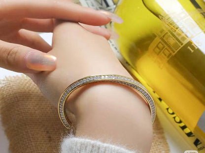 CELINE
Bangle’s
85 dhs🪙🌨️

Zain263
♥️♥️♥️