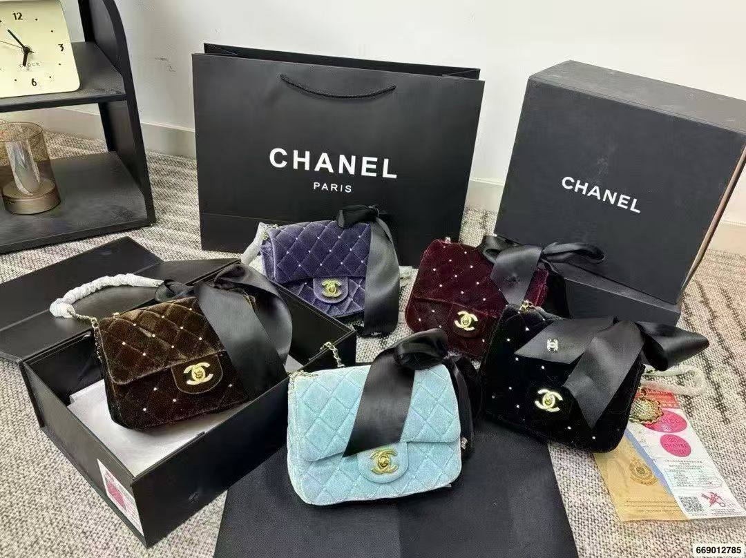 Chanel 
Master 
270 dhs🪙🌨️
#17cm❤️💁‍♂️
##with box🥰🥰

Zain228
♥️♥️♥️