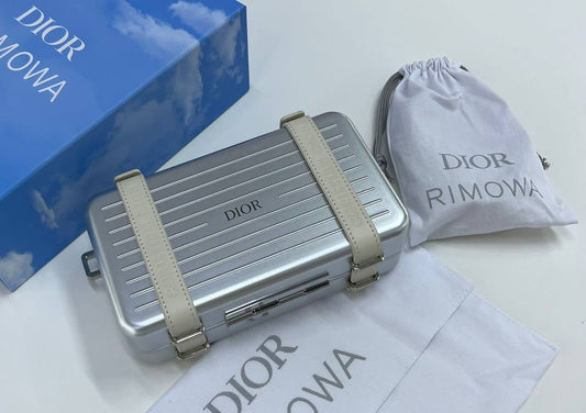 Rimowa 
Dior
  20Cm 

With Box🎁🎁🎁
280 dhs✅

Zain131
♥️♥️♥️