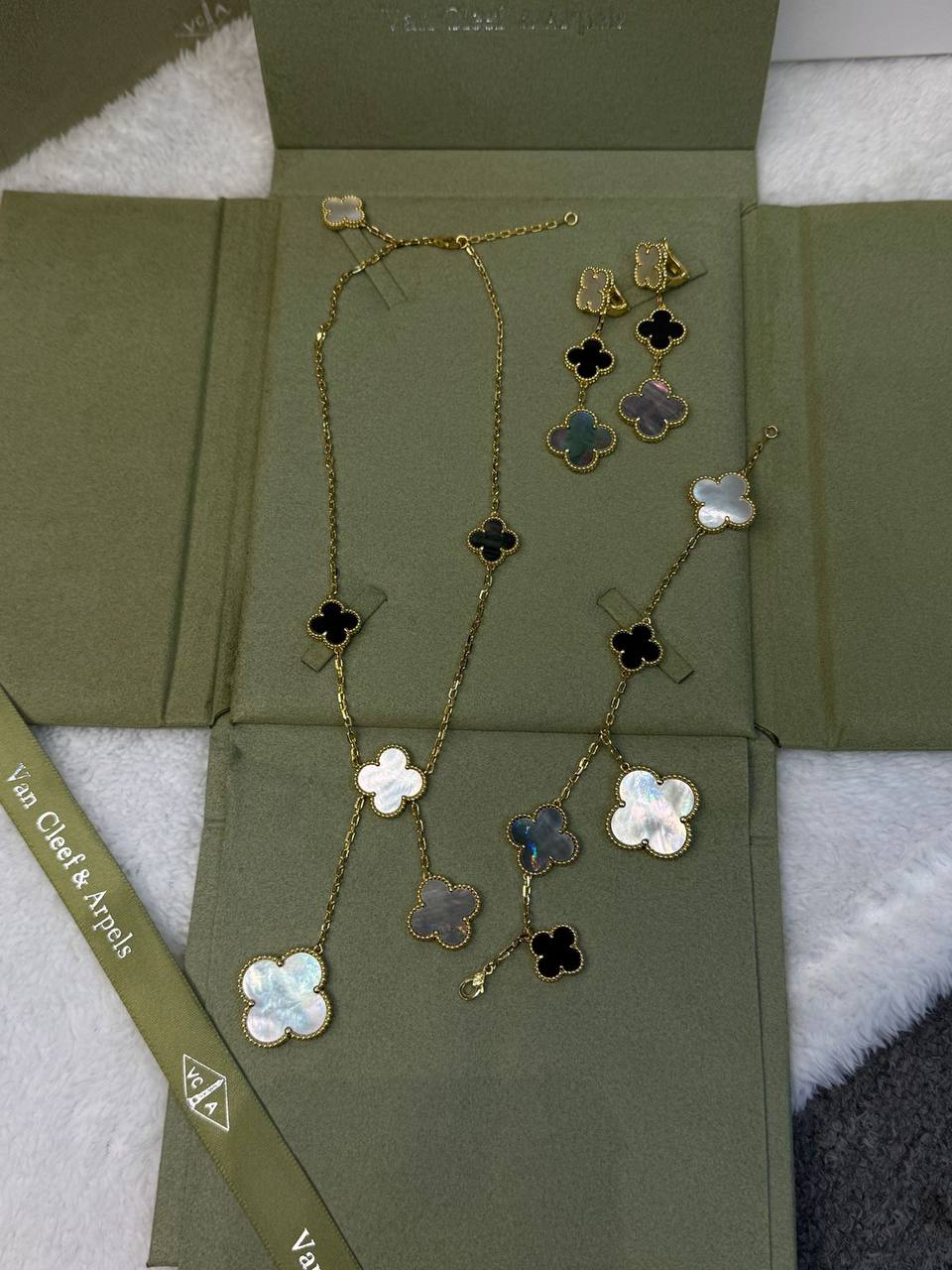 Vancleef Set
with normal box 🎁
320 dhs🪙🌨️

with original box 
🎁🎁🎁
400 dhs🪙🌨️

Zain209
♥️♥️♥️