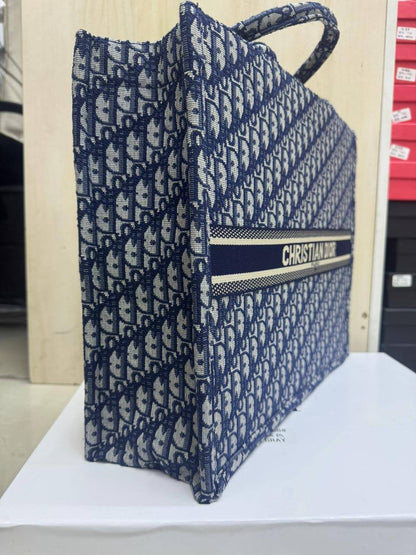 💎Christian Dior 
High quality +🎁
Big Size: 41 * 31 cm
80 dhs🪙🌨️
with box 🎁

Zain115
♥️♥️♥️