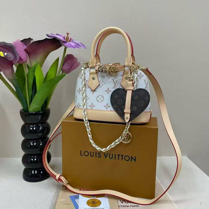 LV     
Size  20×14×10cm
Withbox
110 dhs🇦🇪🇦🇪

Zain04
♥️♥️♥️