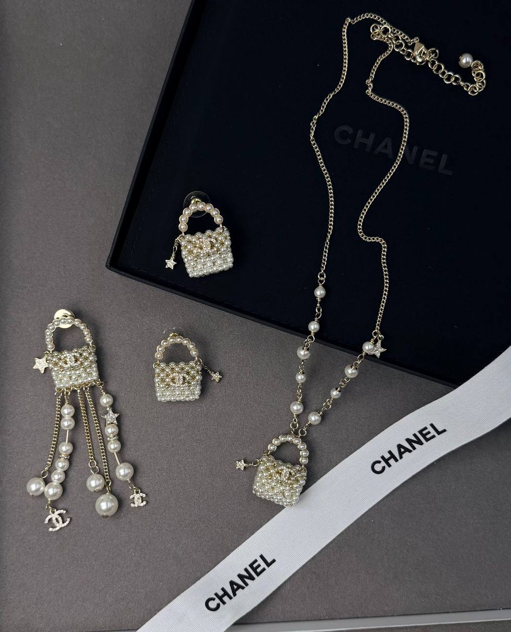 *CHANEL* 🤍
↗️ *Super Master Quality ®️*
* *New Collection*
* Necklace, Earrings & Brooch
*With Normal Box*
Necklace 130 dhs💓
Earings 145 dhs💓
Brooch 125 dhs💓


Full Set with *Normal* Box
 *365 dhs💓*
Full set with *Original* Box
 *410 dhs💓*

Zain209