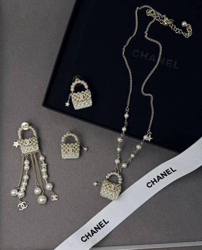 *CHANEL* 🤍
↗️ *Super Master Quality ®️*
* *New Collection*
* Necklace, Earrings & Brooch
*With Normal Box*
Necklace 130 dhs💓
Earings 145 dhs💓
Brooch 125 dhs💓


Full Set with *Normal* Box
 *365 dhs💓*
Full set with *Original* Box
 *410 dhs💓*

Zain209