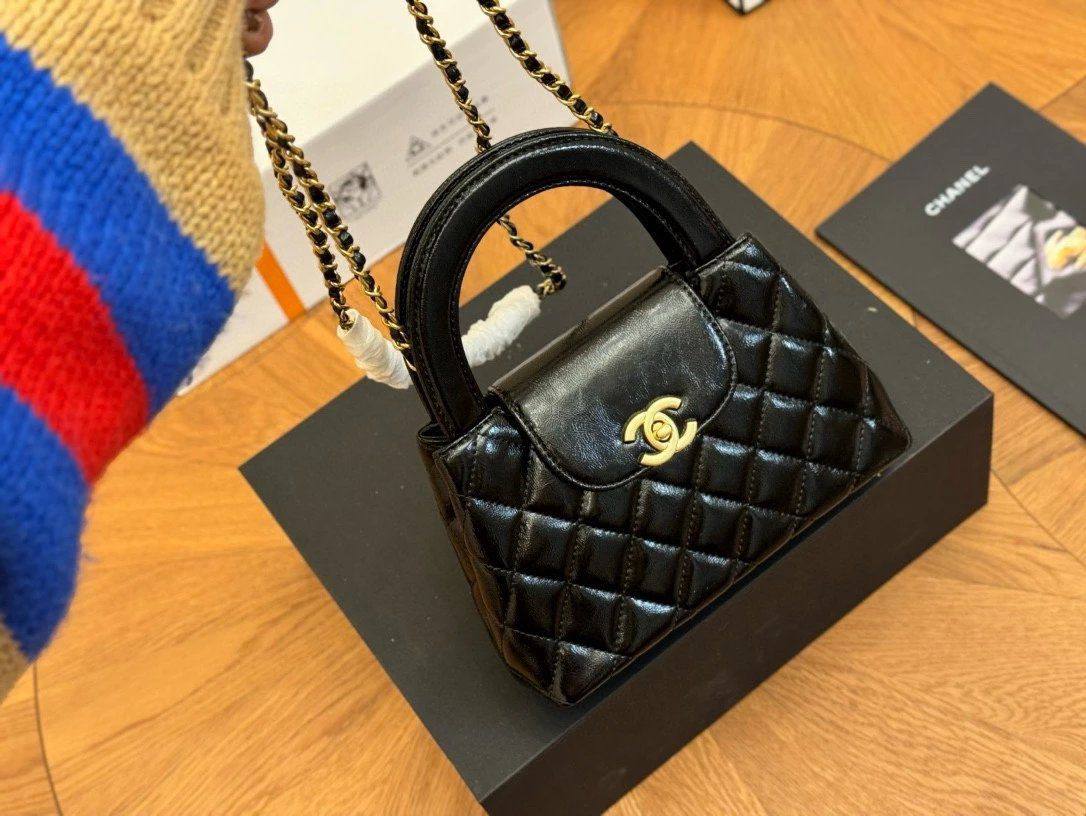 Chanel
with box
🎁🎁🎁

95 dhs❣️

Zain46
♥️♥️♥️