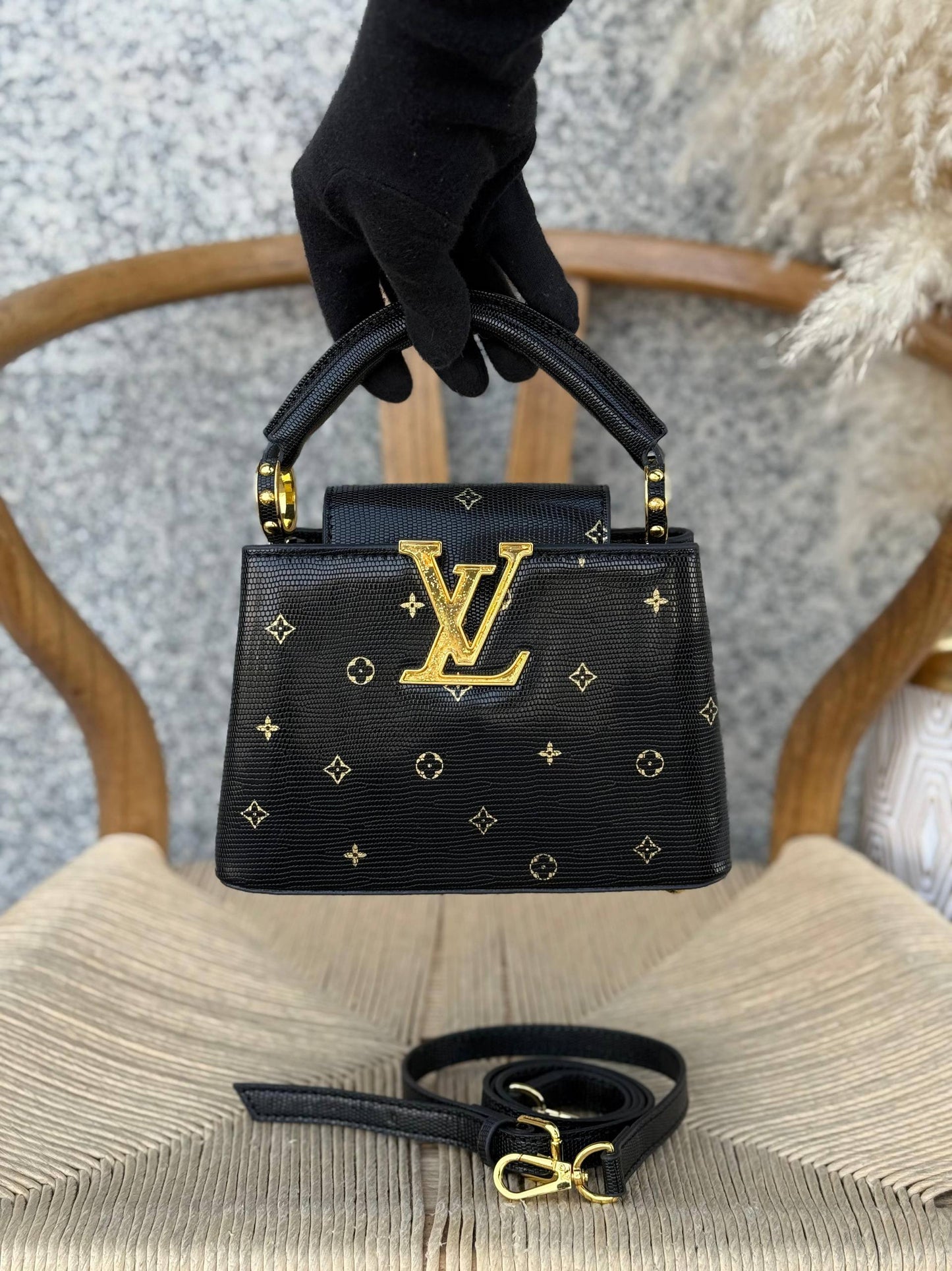 LV
21cm
350 dhs❣️
Top quality 
With box🎁

Zain167
♥️♥️♥️