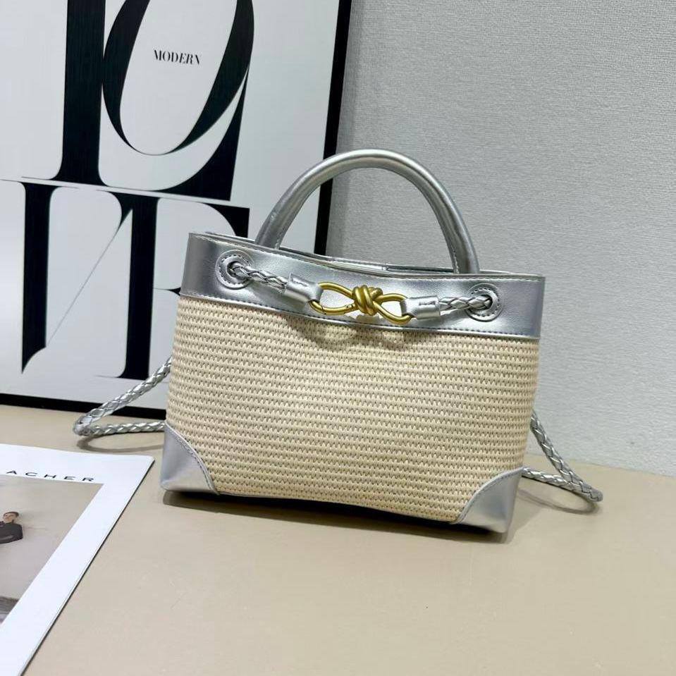 BOTTEGA VENETA 
NEW CAME GOOD QUALITY 

WITH BOX  
🎁🎁🎁

115 dhs🪙🖤
SIZE: 25cm

Zain39
♥️♥️♥️