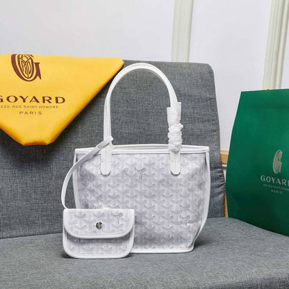 GOYARD 
HIGH QUALITY 
SMALL SIZE (Use on both sides)WITH BOX 
95 dhs💓

Zain295
♥️♥️♥️