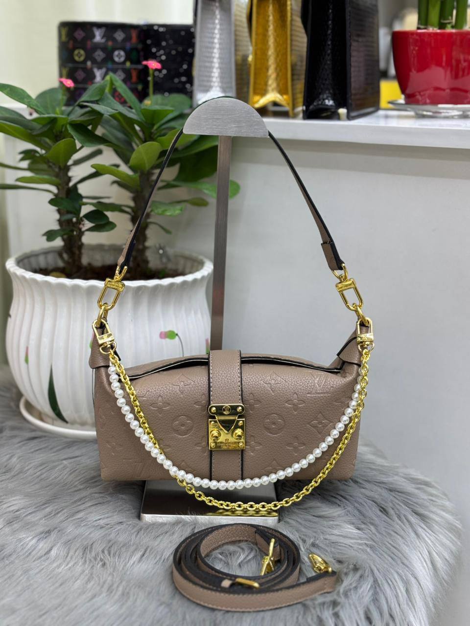 LV
SIZE  ………22CM 🥰
95 dhs💓

with BOX🌷
🎁🎁🎁

Zain244
♥️♥️♥️