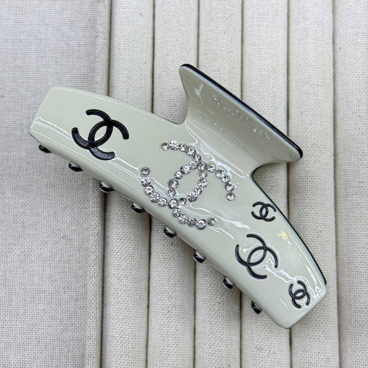 Hair clip 🦋
Master Quality 

35 dhs🪙🌺
with paper bag 💐

Zain48
♥️♥️♥️