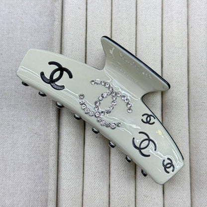 Hair clip 🦋
Master Quality 

35 dhs🪙🌺
with paper bag 💐

Zain48
♥️♥️♥️