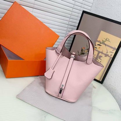 ❤️ Hermes Picotin
1️⃣ First quality +🎁
Size: 20 *19 *15 cm
90 dhs👑
with box 🎁

Zain115
♥️♥️♥️