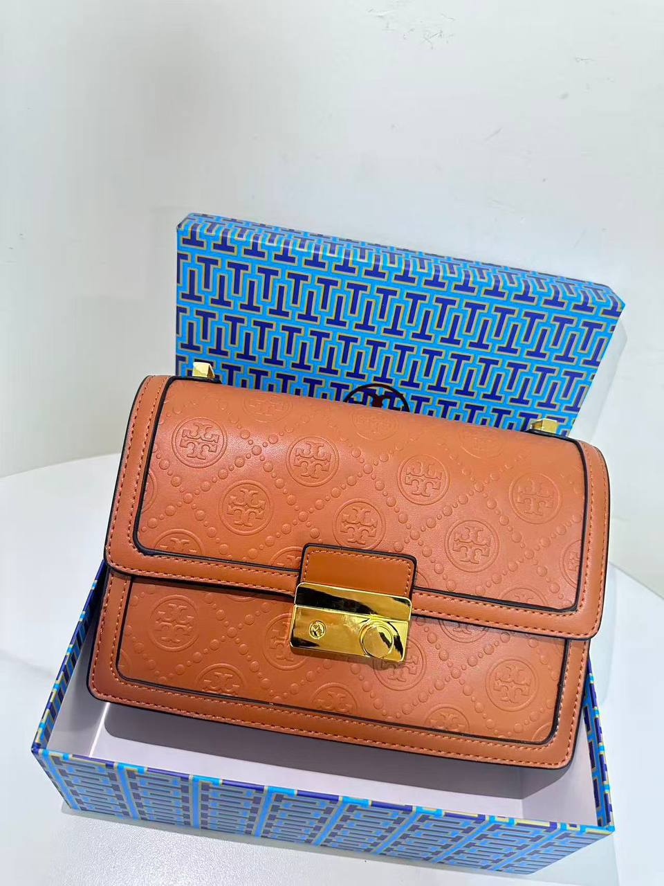 Tory Burch

90 dhs🪙💕
size:23*8*14

Good quality 
with box
🎁🎁🎁

Zain07
♥️♥️♥️