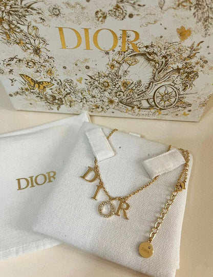 Dior❤️‍🔥*
Necklace 🐦‍🔥
Master quality 💯
With normal boxes 🗃️ 
55 dhs✅
With master box 📦 
70 dhs✅

Zain216
♥️♥️♥️