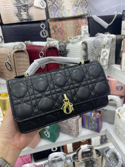 💖 Dior chanel
1⃣️ First quality +🎁
Size : 21 * 12 cm
115 dhs❣️
with box 🎁

Zain115
♥️♥️♥️