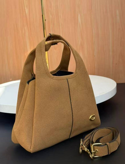 Coach

105 dhs✅

with box🎁🎁🎁

size 27×10×19cm

Zain42
♥️♥️♥️
