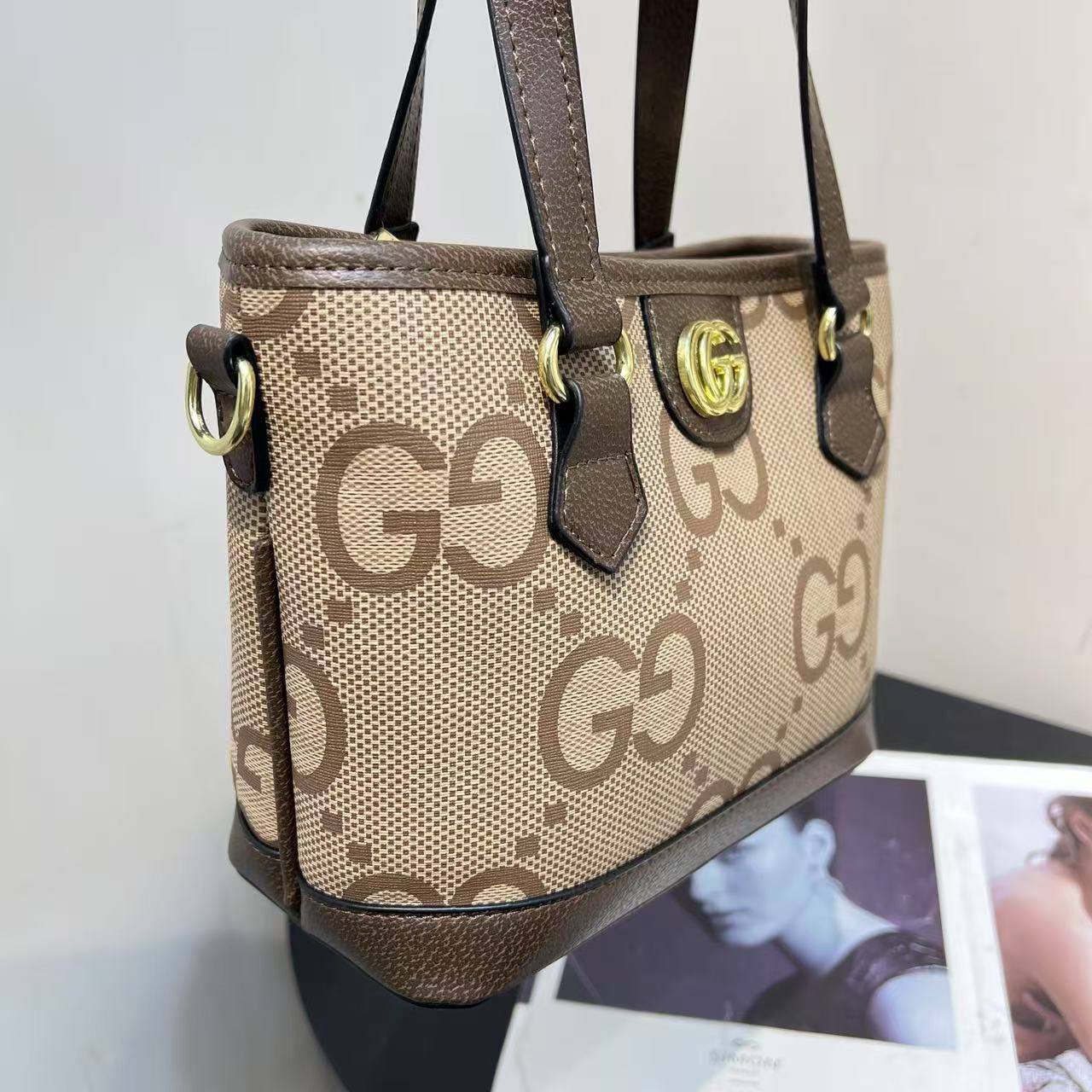 GUCCI ᴏᴘʜɪᴅɪᴀ ᴍɪɴɪ
 ᴛᴏᴛᴇ ʙᴀɢ
ɢᴏʟᴅ ʜᴀʀᴅᴡᴀʀᴇ
sɪᴢᴇ : 27 cm

70 dhs✅

Zain31
♥️♥️♥️