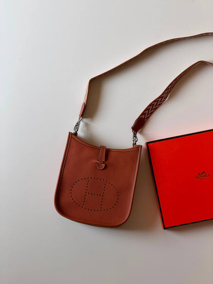 Hermes evelyne 16cm💥Master quality ✅with box 📦 
290 dhs🇦🇪🇦🇪

Zain52
♥️♥️♥️