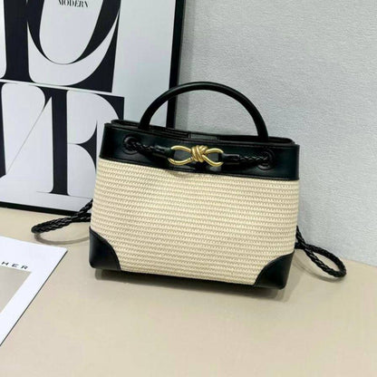 BOTTEGA VENETA 
GOOD QUALITY 

WITH BOX  
🎁🎁🎁

120 dhs✅
SIZE: 25cm

Zain39
♥️♥️♥️