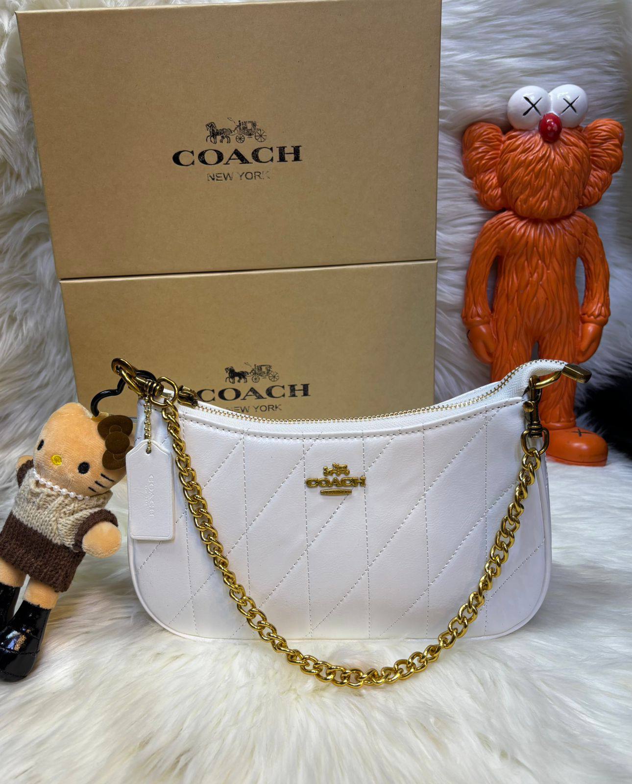 Coach
good quality, comes 
with box, 
🎁🎁🎁

size... 25 * 14 cm
90 dhs❣️

Zain12
♥️♥️♥️