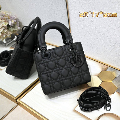 Dior 
Best quality 

with box’s 
🎁🎁🎁

125 dhs✅
size 20 cm

Zain290
♥️♥️♥️