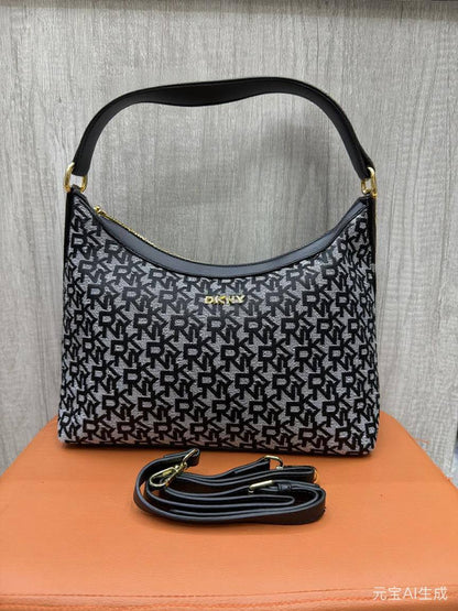 DKNY
Size   30×23cm
95 dhs🪙💚

Zain04
♥️♥️♥️