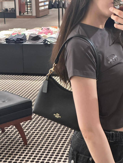 Coach 
90 dhs✅
with box
🎁🎁🎁

size 20×7.5×16cm

Zain42
♥️♥️♥️