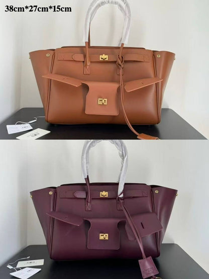 BALENCIAGA 
COPY ONE 
BIG SIZE 
250 dhs✅

Zain295
♥️♥️♥️
