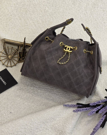 Chanel
25cm.  

With.   Box 
🎁🎁🎁

280 dhs🪙🌨️

Zain131
♥️♥️♥️