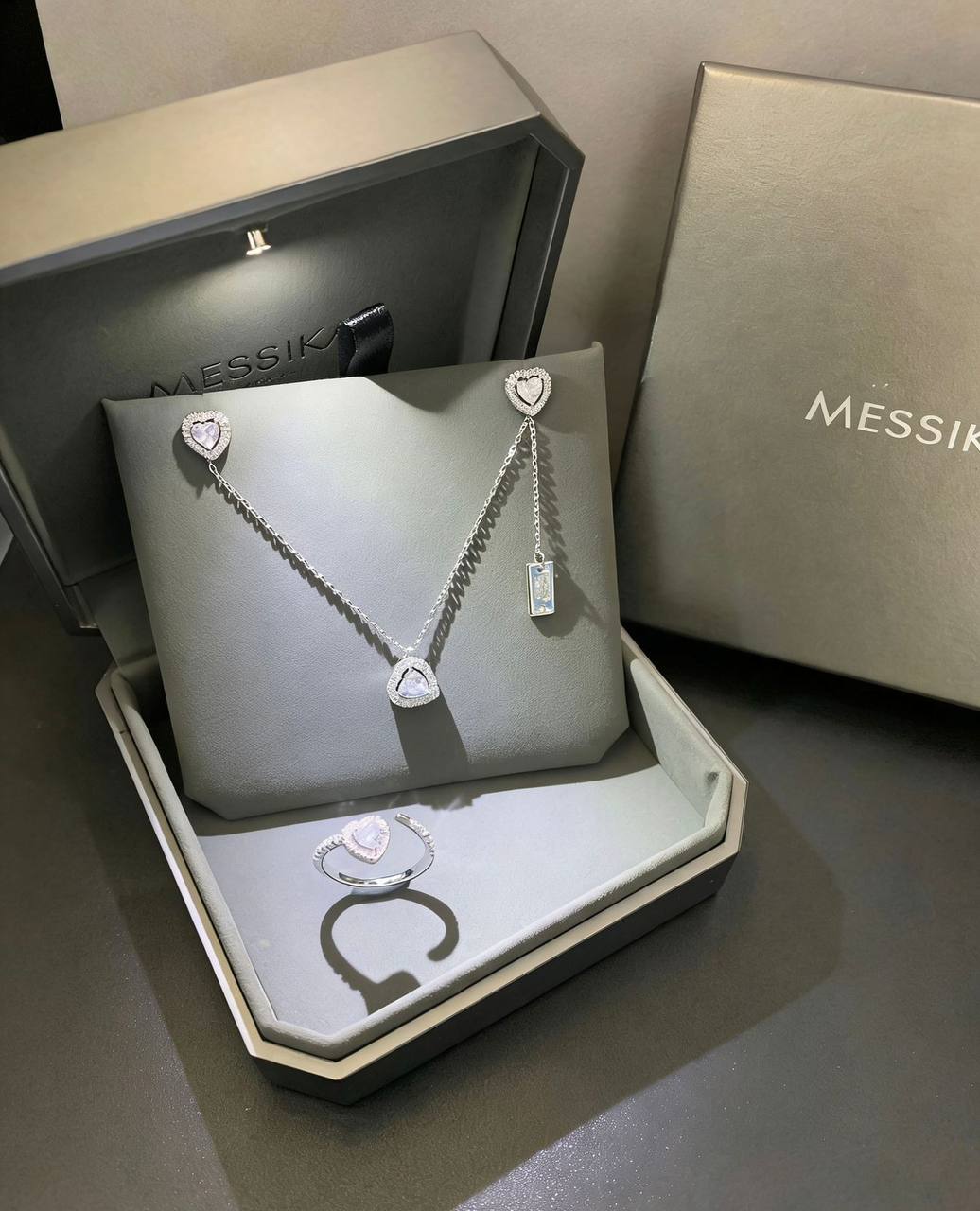 110 DHS🇦🇪 SET 
NECKLACE EARRINGS RING WITH BOX AND PAPER BAG🎁🛍️
MASTER QUALITY 

WITH SAME BOX AND PAPER BAG 160 DHS🇦🇪

Zain89
♥️♥️♥️