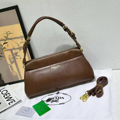 Prada
110 dhs✅
Size 32 cm🌹🌹🤝

Zain161
♥️♥️♥️