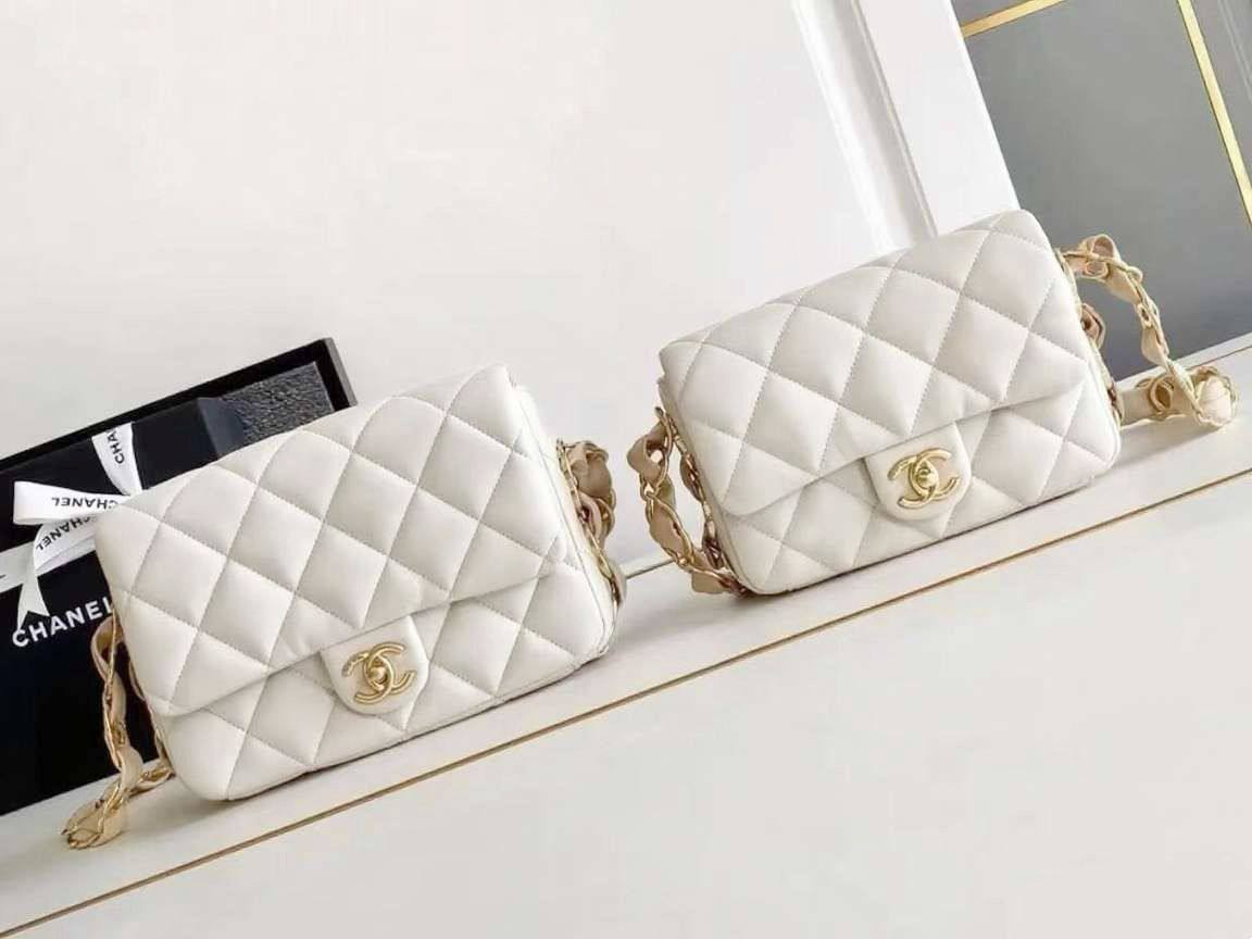 CHANEL 
COPY ONE 
WITH DOUBLE BOX ……🎁(leather) 
BIG SIZE 240 DHS✅
SMALL SIZE 230 DHS✅

Zain295
♥️♥️♥️