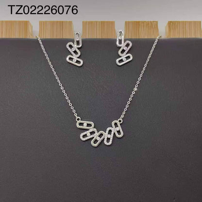 SET
Necklace 🔥
Earring 🐦‍🔥
good quality 💯
With brand boxes 🗃️ 
Paper bag 🛍️
40 dhs✅

Zain216
♥️♥️♥️