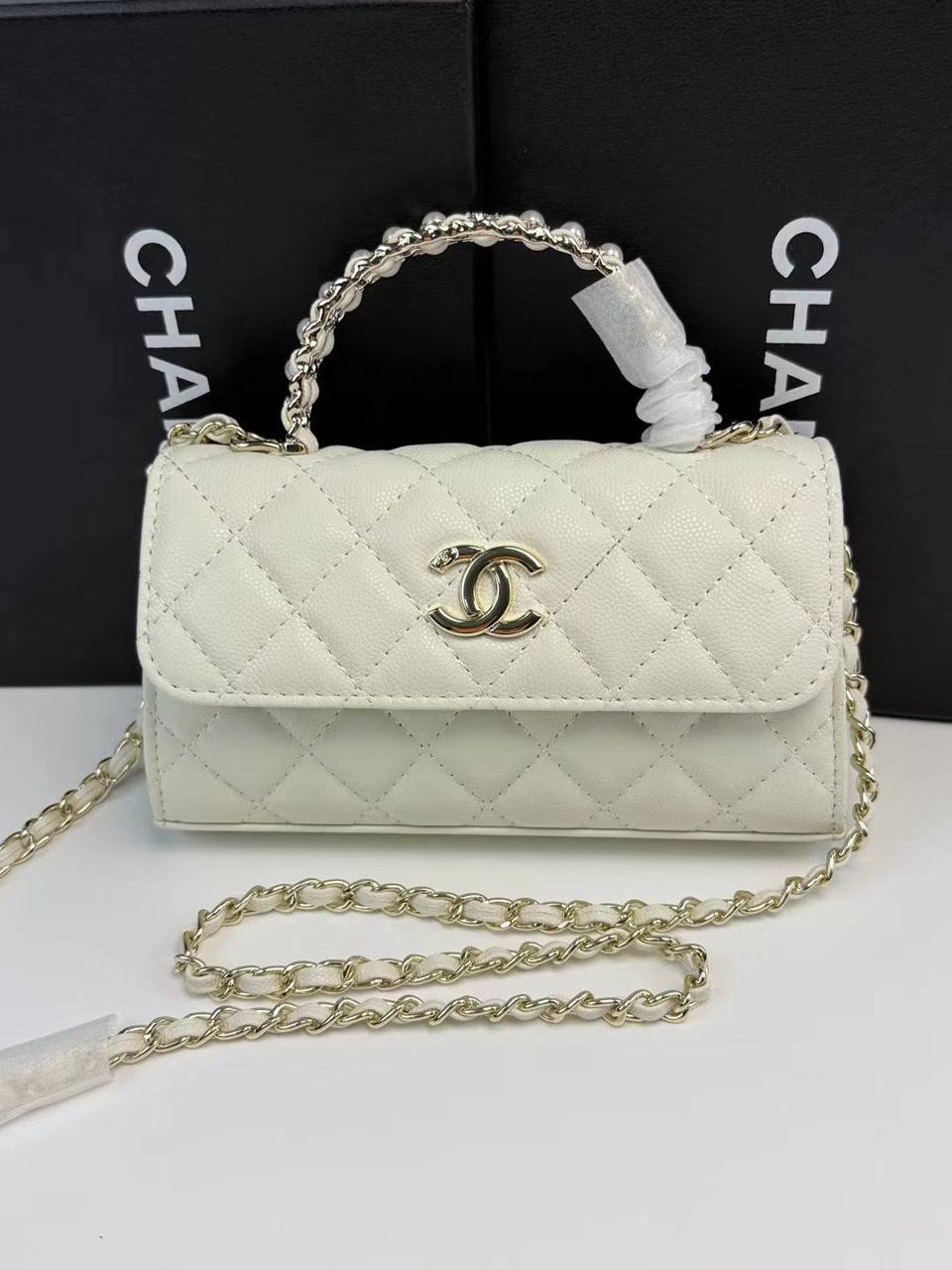 Chanel
110 dhs✅
size：22cm
High-quality 

with box🎁🎁🎁

Zain35
♥️♥️♥️