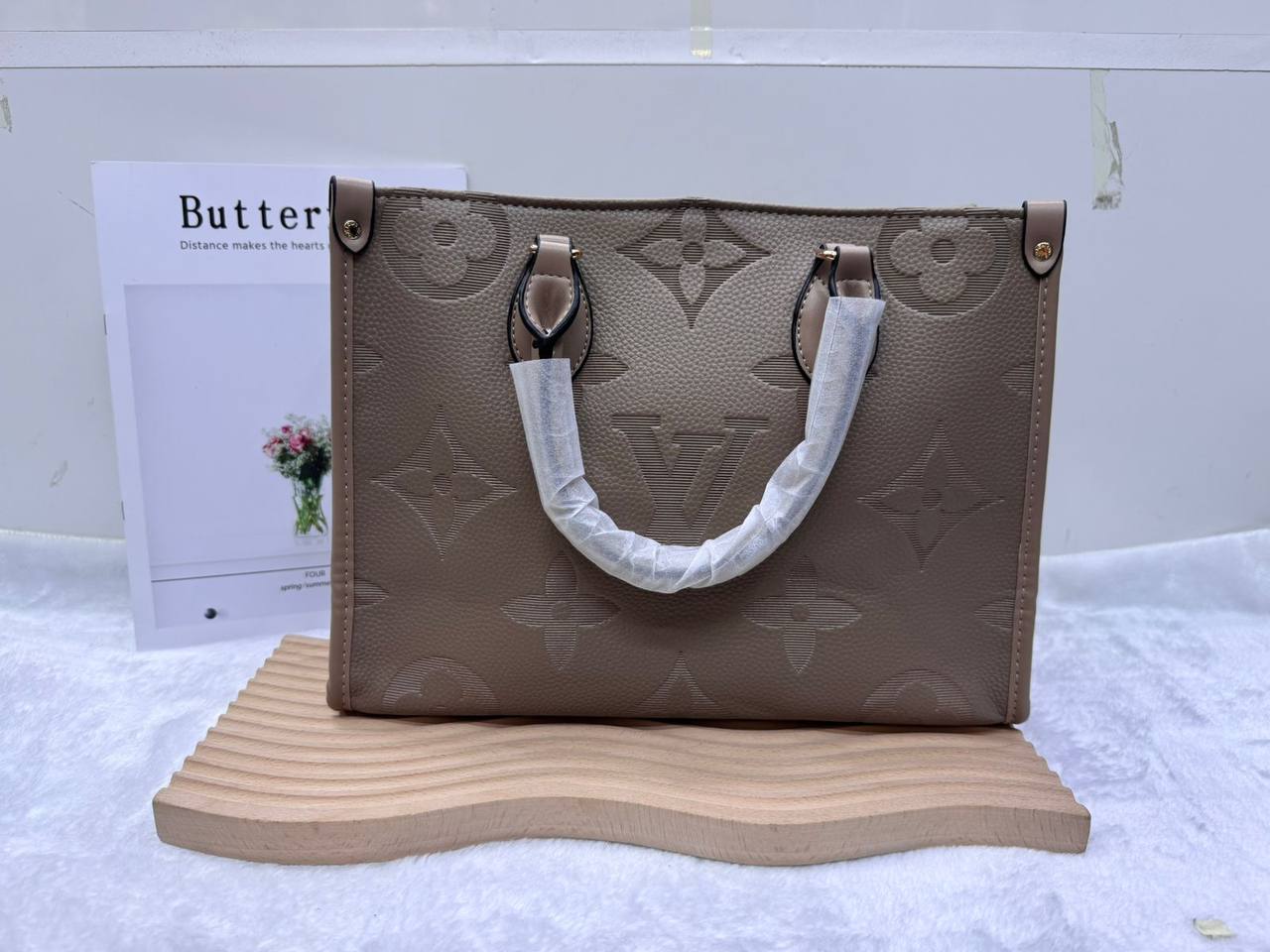 LV
size:36 cm  
100 dhs💓

Zain114
♥️♥️♥️