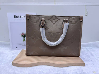 LV
size:36 cm  
100 dhs💓

Zain114
♥️♥️♥️