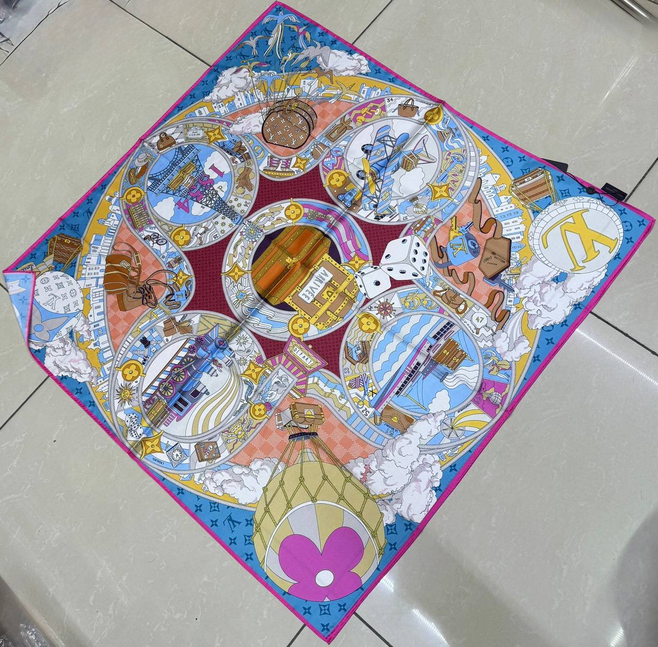 Silk square scarf 
40 dhs🪙💚

Zain93
♥️♥️♥️