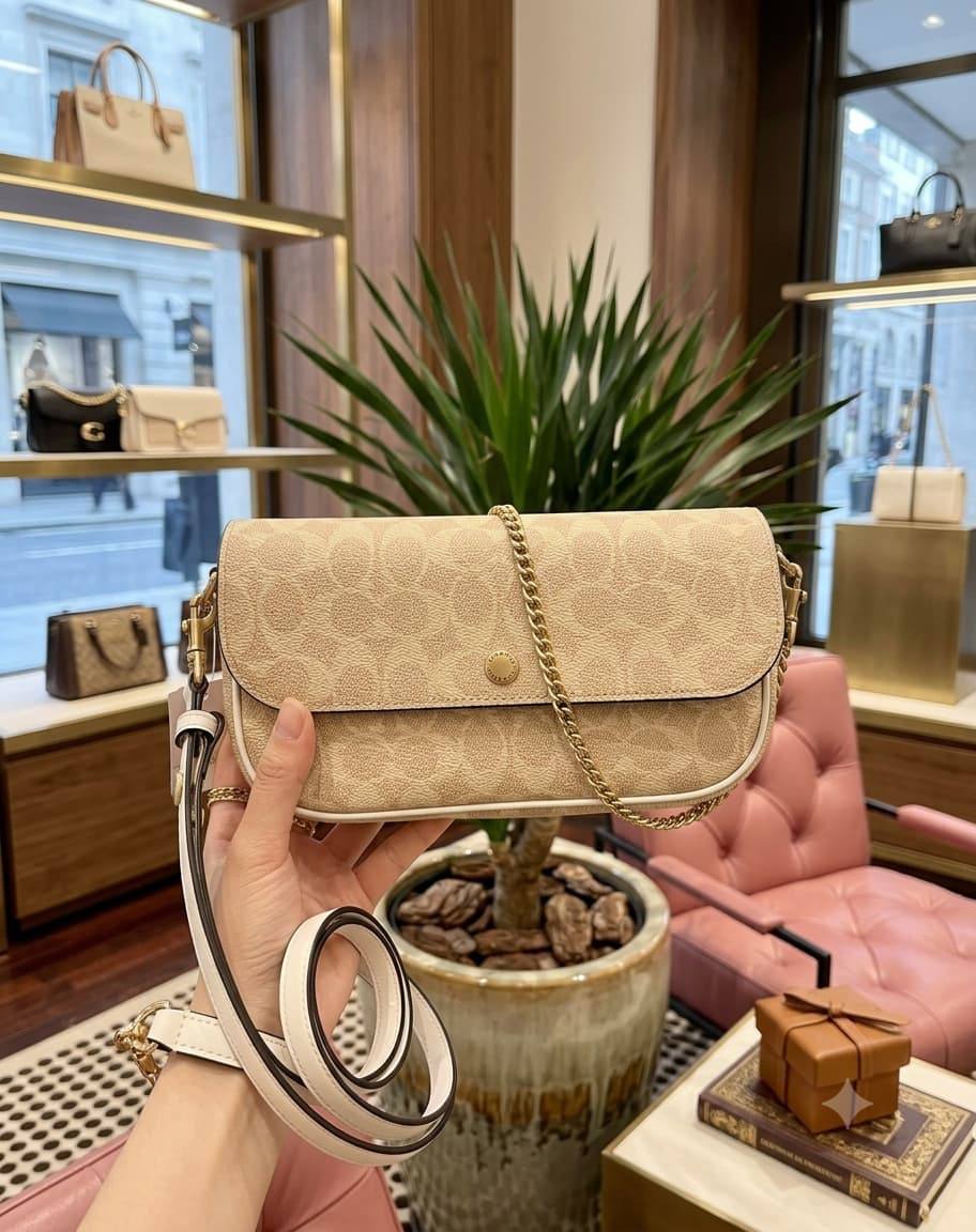 COACH AVAILABLE

HIGH QUALITY

SIZE 24CM

95 dhs🇦🇪🇦🇪🇦🇪

WITH BOX 📦

Zain331
♥️♥️♥️