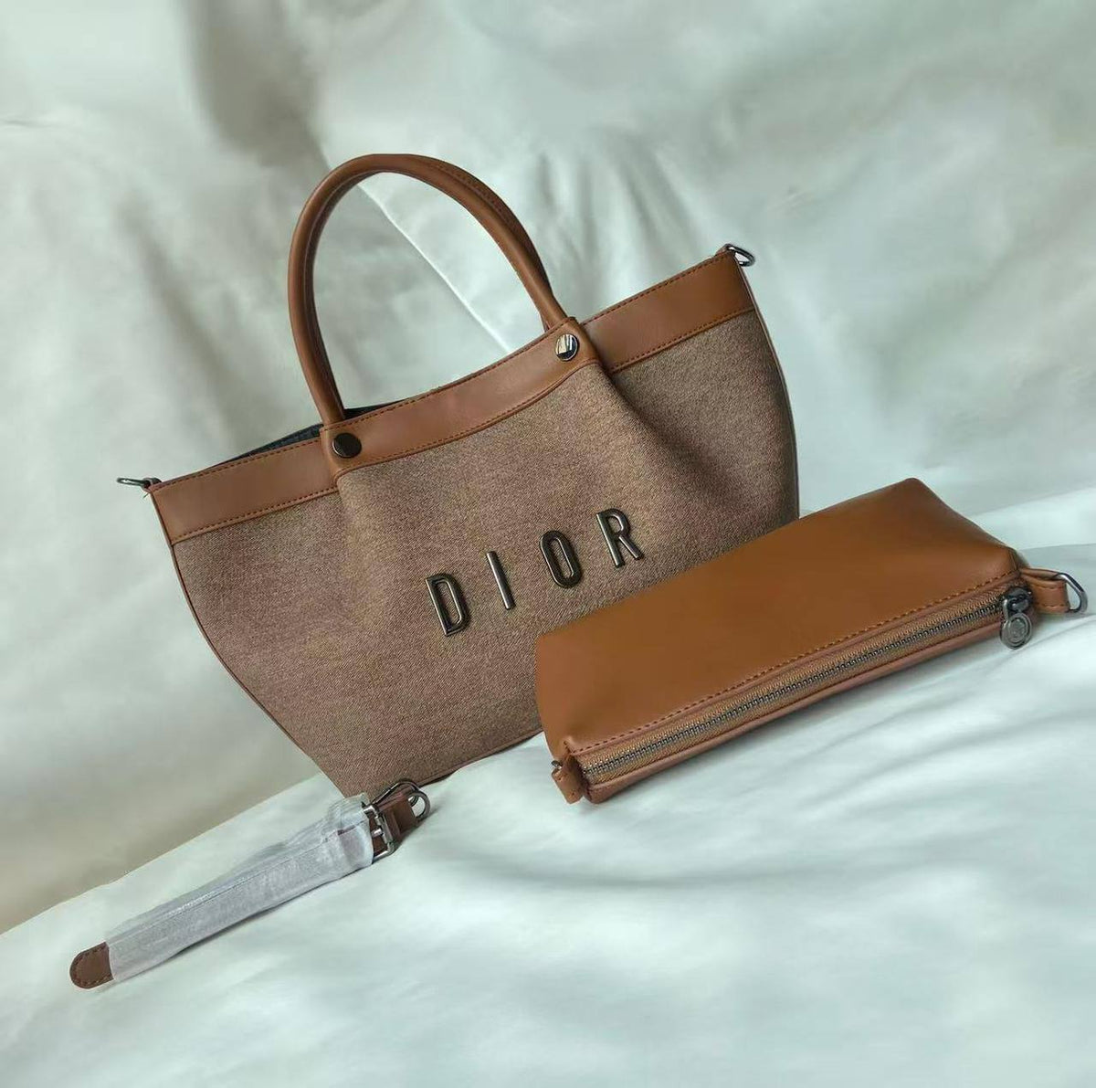 Dior 2 in 1
Good Quality 
110 dhs🪙💚

Zain250
♥️♥️♥️