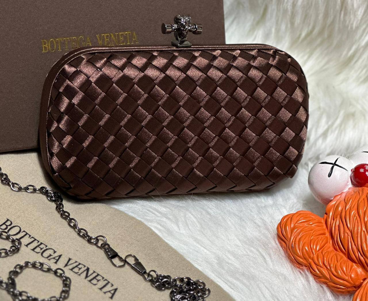 Bottega
good quality, 

comes with box, 
🎁🎁🎁

size...20* 11 cm 
100 dhs🪙🌨️

Zain12
♥️♥️♥️