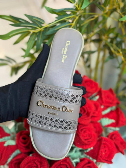 Dior
Good quality 
with box 
🎁🎁🎁

85 dhs❣️
Size 36 to 41 

Zain186
♥️♥️♥️