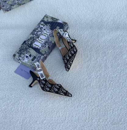 New. Dior Heel 

   Size  .  36.  to 41

100 dhs✅

Zain80
♥️♥️♥️