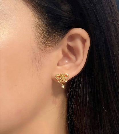 Dior ❤️‍🔥*
Earring 🐦‍🔥
Master quality 💯
With normal boxes 📦 
50 dhs🌺
With master box 🗃️ 
55 dhs🌺

Zain216
♥️♥️♥️