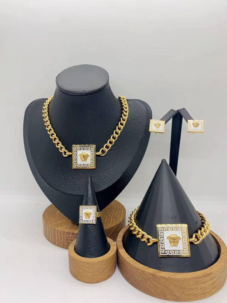 Stainless steel SET 💯*
Necklace ❤️‍🩹
Earring 🍁
Breslat ❣️
Ring free size 
With normal boxes 📦 
And paper bag 🛍️
45 dhs🇦🇪

Zain216
♥️♥️♥️