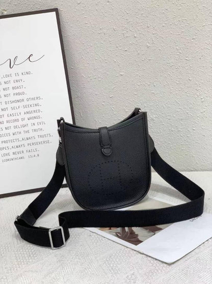 Hermes 
Best quality with box’s 
85 dhs✅
size 20 cm

Zain290
♥️♥️♥️