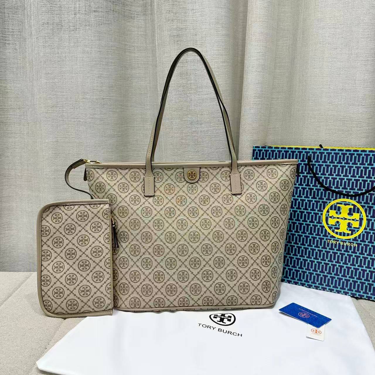 Tory Burch
Size:45×17×30 
100 dhs🪙🖤

Zain114
♥️♥️♥️