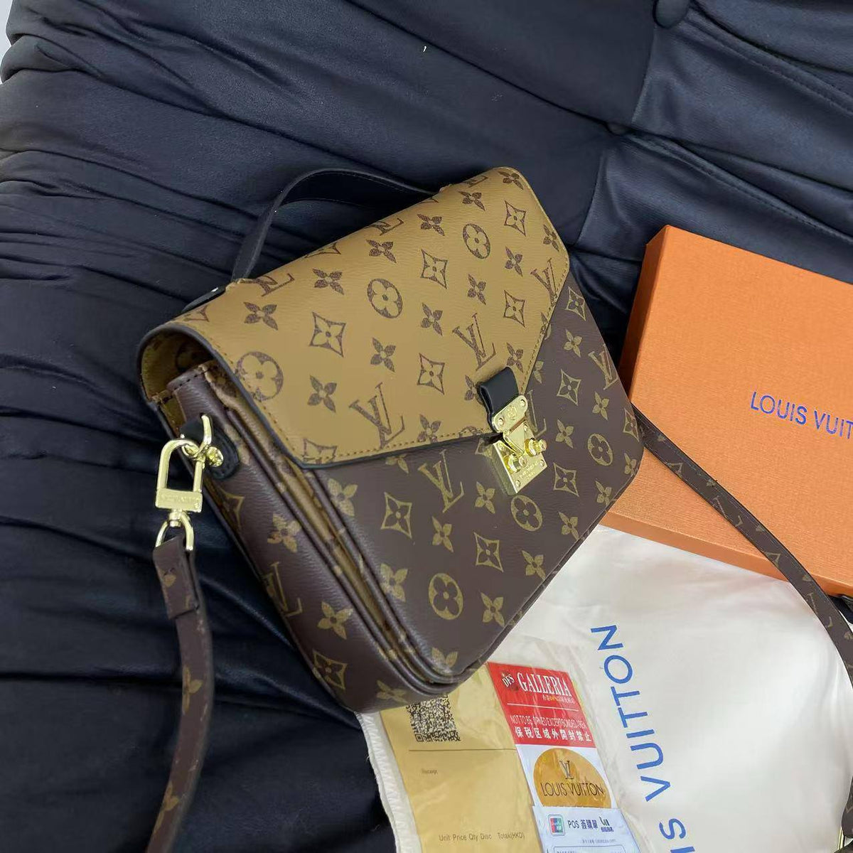 LV

25*19*8 cm

With box
95 dhs🇦🇪🇦🇪
Zain17
♥️♥️♥️